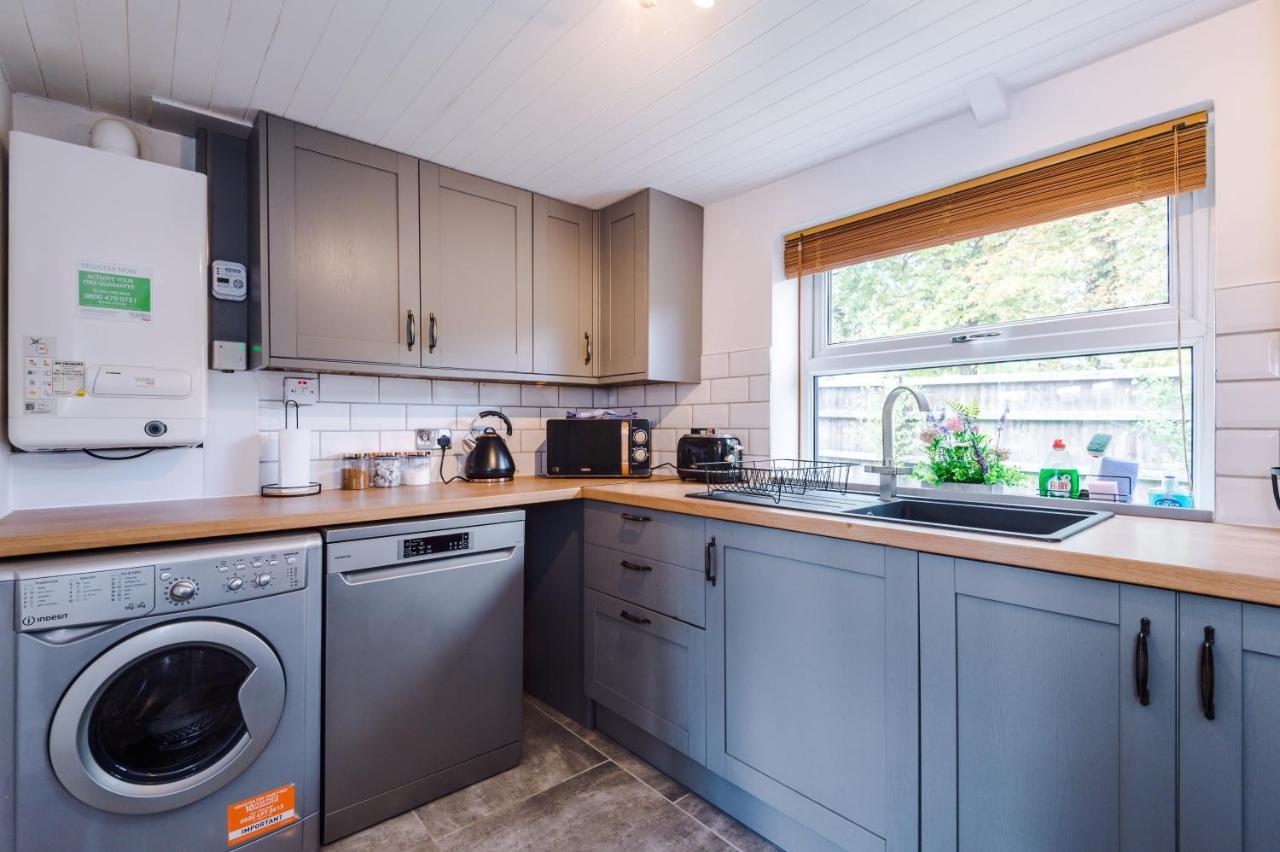 Charming 3-Bed Cottage In Chester, Ideal For Families & Workers, Free Parking - Sleeps 7 Exteriör bild
