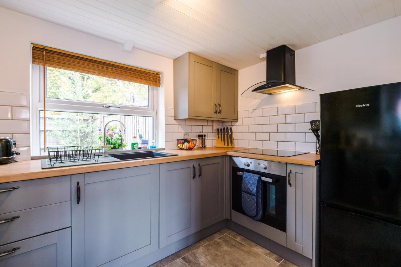 Charming 3-Bed Cottage In Chester, Ideal For Families & Workers, Free Parking - Sleeps 7 Exteriör bild